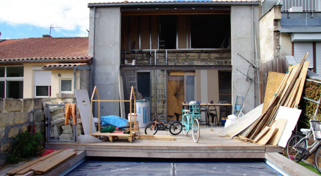 Installation baie coulissante Alu Noire 4 vantaux et un store bannette