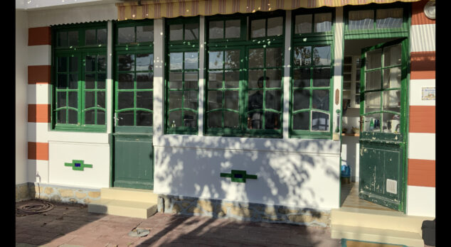 Habillage d&rsquo;une façade par des menuiseries bois protection marine