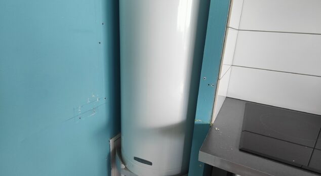 Installation d&rsquo;un Cumulus 80 litres Extra-Plat suspendu à économie d&rsquo;énergies