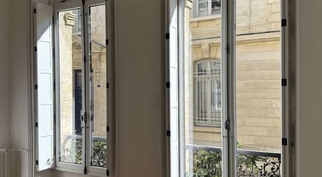 Installation de menuiseries bois traditionnelles en bois exotique avec reprise des anciennes grilles décoratives